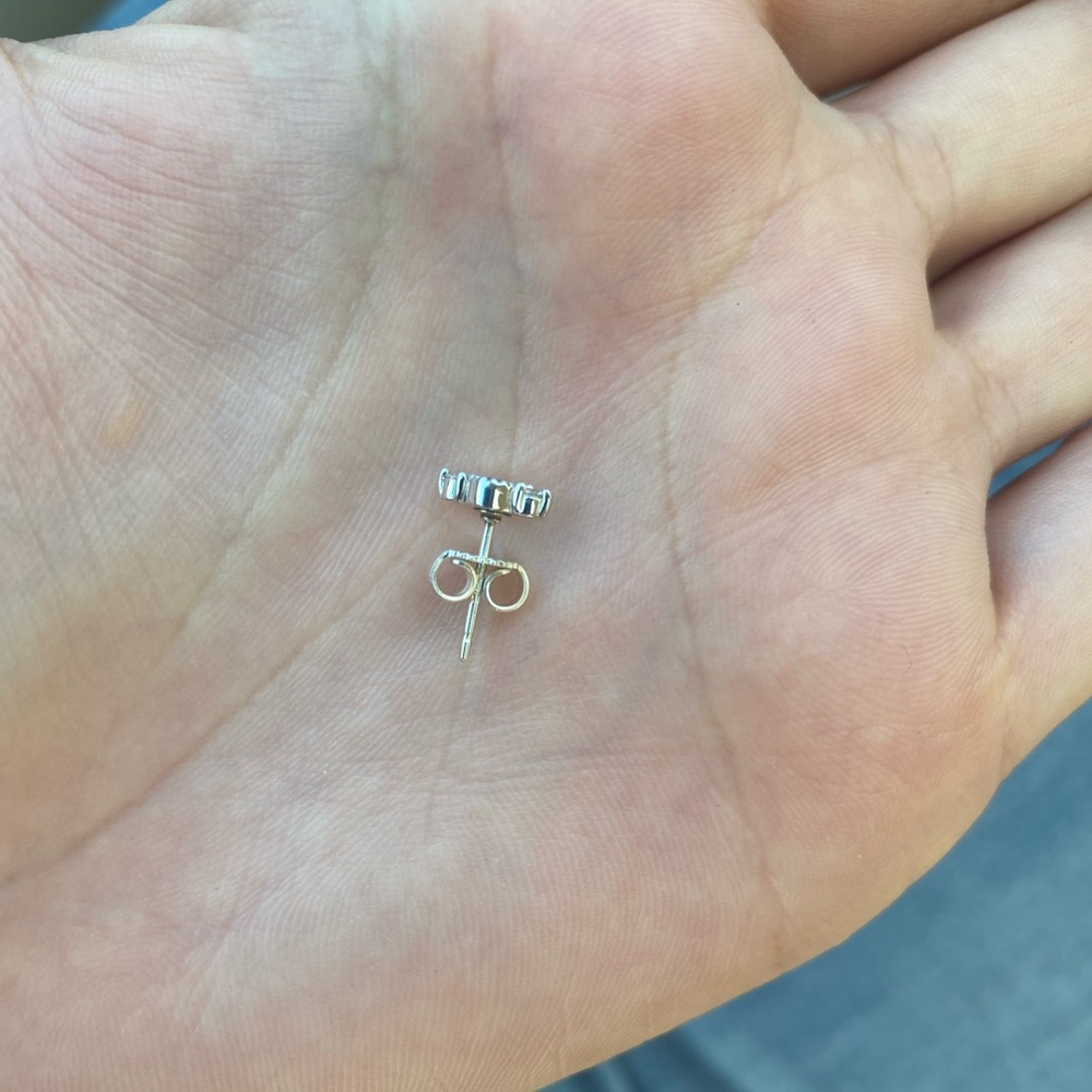 Gorgeous diamond stud - Picture 4 of 6